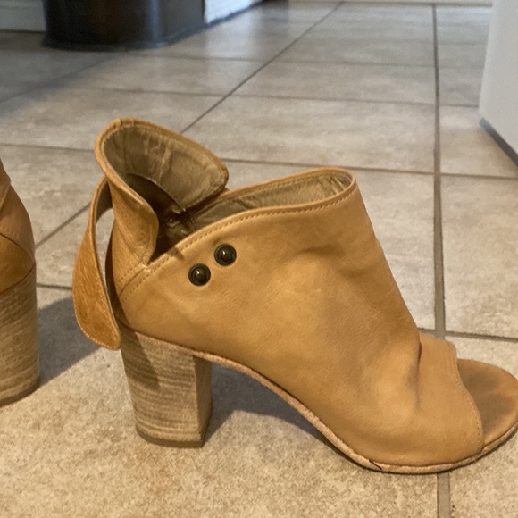 Real leather open toe shoe or bootie with approx. 3” heel. Made in Italy. - Picture 2 of 4